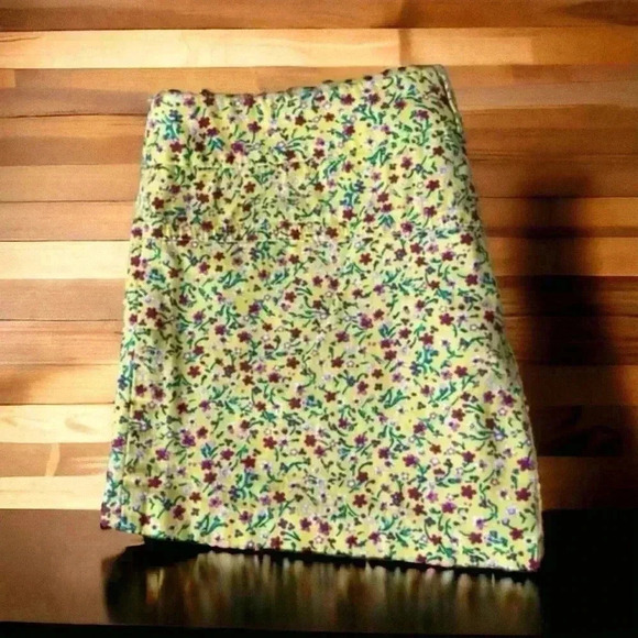 Pins and Needles Urban Outfitters Floral Shorts Size 4 with two buttons on front - Picture 5 of 5